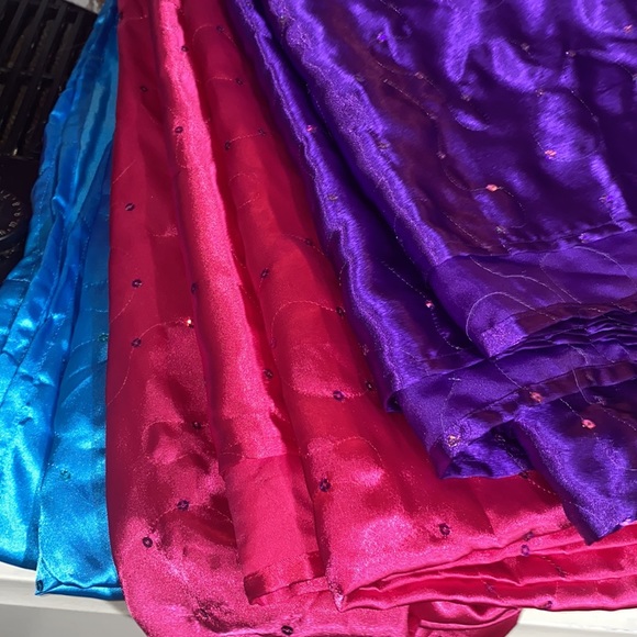 Beautiful comforter (size full) and 8 matching curtains full length. - Picture 3 of 6